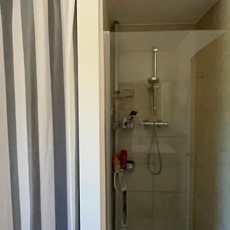 Spacious House For 8 With Swimming Pool Holiday home *