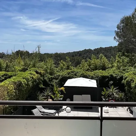Spacious House For 8 With Swimming Pool *