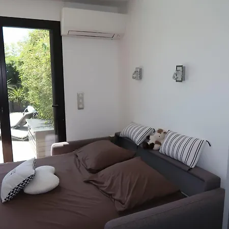 Spacious House For 8 With Swimming Pool