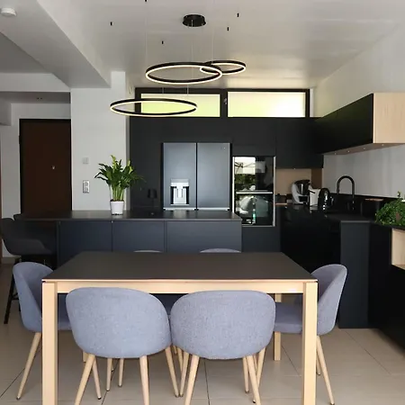 Spacious House For 8 With Swimming Pool