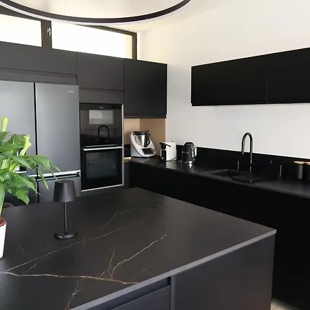 Spacious House For 8 With Swimming Pool Holiday home
