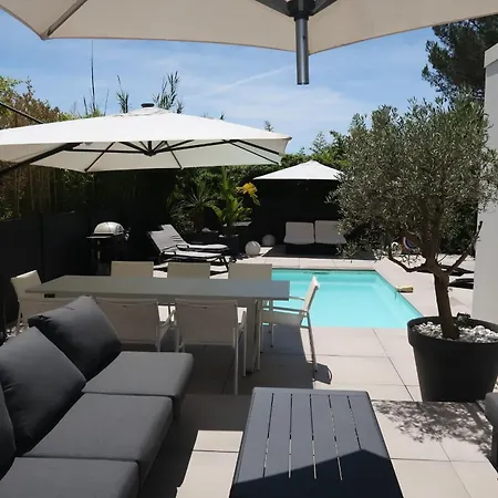 Spacious House For 8 With Swimming Pool