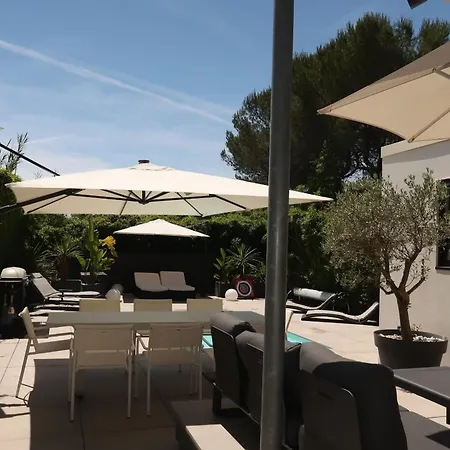 Spacious House For 8 With Swimming Pool Holiday home *