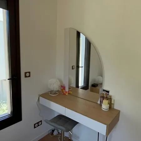 Spacious House For 8 With Swimming Pool