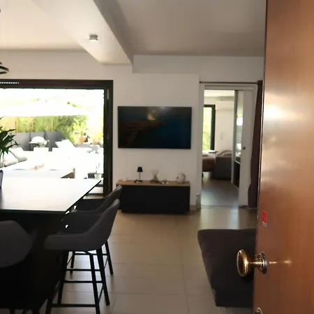 Spacious House For 8 With Swimming Pool Holiday home *