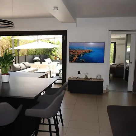 Holiday home Spacious House For 8 With Swimming Pool *