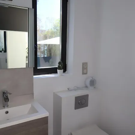 Spacious House For 8 With Swimming Pool بيت للعطل