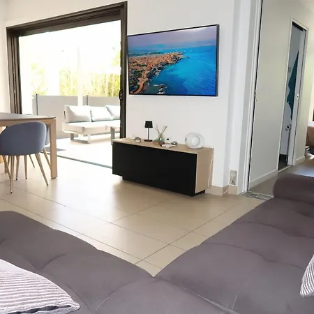 بيت للعطل Spacious House For 8 With Swimming Pool أنتيب