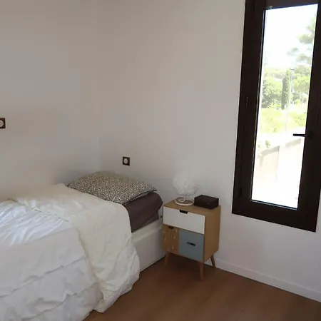 Spacious House For 8 With Swimming Pool *
