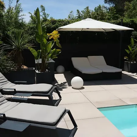 Spacious House For 8 With Swimming Pool بيت للعطل